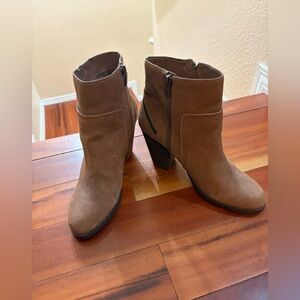 Vince Camuto Women’s 10M Tan Ankle Booties